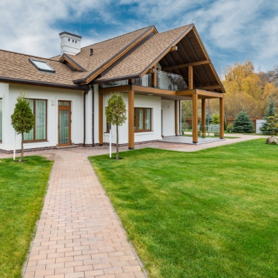 House front yard with gorgeous green lawn